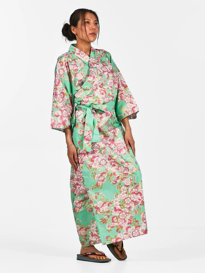 kimono femme motifs sakura fleurs de cerisier
